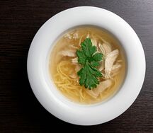 Бульон куриный с лапшой и перепелиным яйцом