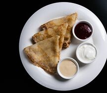 Блинчики со сметаной, сгущёнкой и ягодным вареньем