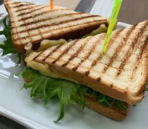 Сэндвич на пшеничных тостах с куриной грудкой