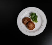 Сочные куриные котлеты с беконом