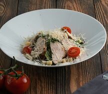 Салат Цезарь с куриной грудкой