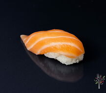 Суши с лососем