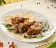 Шашлык из cвинoй мякоти с картофелем фри