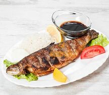 Шашлык из форели с картофелем фри