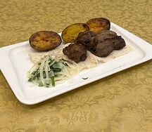 Шашлык из бараньей мякоти с картофелем фри