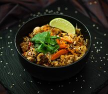 Рис с курицей, яйцом и овощами
