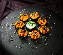 Запеченные роллы с лососем и чукой