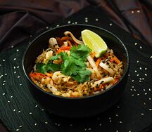 Рис с кальмаром, яйцом и овощами