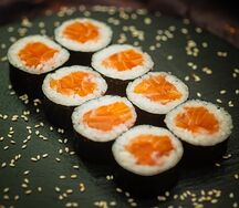 Маки-роллы с лососем