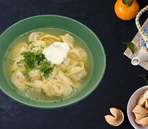 Пельмен с бульоном со сметаной
