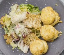 Теплый салат с курицей и пармезаном