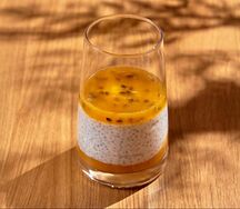 Чиа-пудинг на кокосовом молоке и пюре из манго