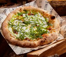 Со страчателлой, песто и рукколой