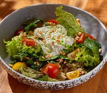 Салат со страчателлой и кедровыми орешками