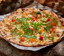 С курицей, черри и рукколой ультра