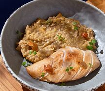 Куриная грудка с булгуром и соусом из грибов