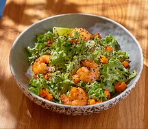 Салат с креветками и азиатской кокосовой заправкой