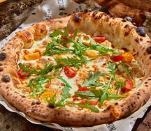 С курицей, черри и рукколой