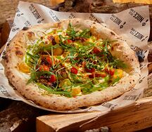 С песто, черри и рукколой