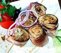 Шашлычки из куриных рулетиков в беконе