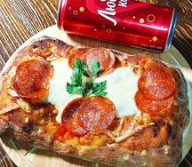 Римская пицца Пеперони и Кола