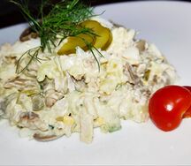 Салат с маринованными грибами и курицей
