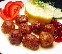 Фрикадельки с картофельным пюре 
