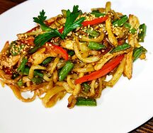 Паста с цыпленком, овощами и соусом терияки