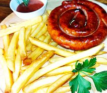 Копченая колбаска (улитка) с картошкой фри и красным соусом