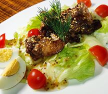 Теплый салат из куриной печени