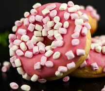 Донат розовый с маршмэллоу Премиум