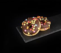 Донат в шоколадной глазури с драже Премиум