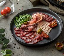 Ассорти мясных деликатесов