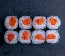 Тонкий ролл с лососем