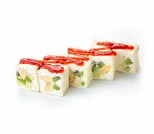 Сладкий ролл с клубничным соусом