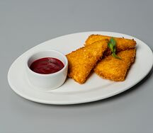 Жареный сыр сулугуни с ягодным соусом