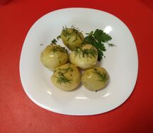 Картофель отварной с укропом и маслом