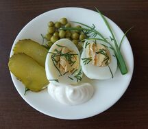 Яйцо под майонезом с зелёным горошком и соленым огурцом