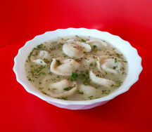 Пельмени домашние с бульоном