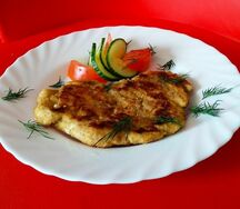 Шницель куриный с овощами и соусом
