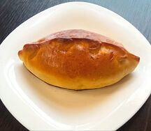 Пирожок с зеленым луком и яйцом
