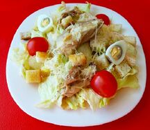 Салат Цезарь с курицей