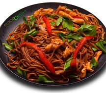 Удон с курицей и овощами