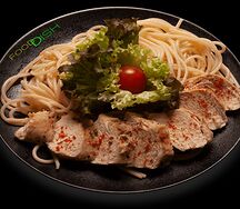 Запечённая куриная грудка со спагетти и зеленью