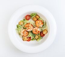 Салат Цезарь с тигровыми креветками