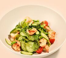 Салат с креветками и мятным песто