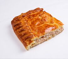 Пирог с рыбой кусок
