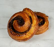 Слойка шоколадная с орехом