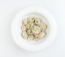 Домашние пельмени со сметаной и сливочным маслом