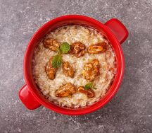 Овсяная каша с карамелизированным грецким орехом и мёдом
